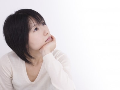 悩む女性