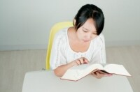 調べる女性