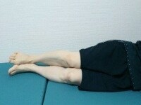 下側の脚はヒザを軽く曲げて安定させてもかまいません