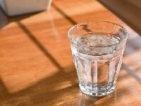 コップ一杯の水