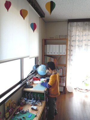 リビング内でも違和感のない、シンプルな子供スペース