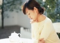 悩む女性