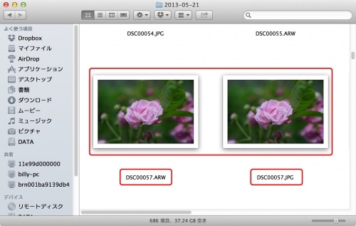 Raw+JPEGで撮影した画像ファイルをMacのファインダーで確認した例。2つのファイルは同名だが拡張子が異なる。左がRawファイル。