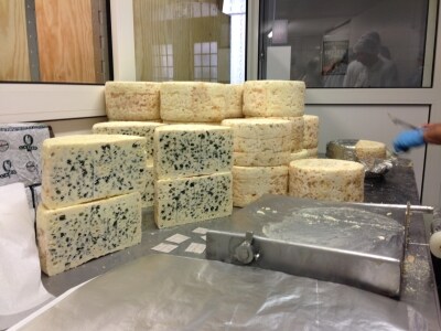 ロックフォールドレッシングとベーコンを添えたアイスバーグサラダのレシピ