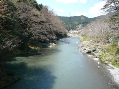 多摩川の上流。川では釣りを楽しむ人の姿も。またカヌーの