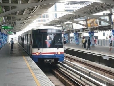 渋滞の街バンコクの救世主的存在BTS。バスよりも高いけれど渋滞の中タクシーで移動するよりも安く移動できる