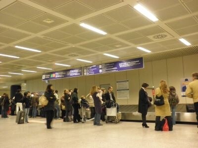 イタリアの空港は日本と異なり、預けた荷物が出てくるのものんびり。ギリギリの予定を立てないのもイタリア旅行のコツのひとつ。