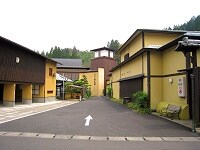 長湯温泉を代表する大丸旅館(右手)。中央奥は大正時代の建築を復元した別館の藤花楼