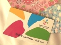 悠遊カー(手前)と悠遊カーをカスタマイズするシール