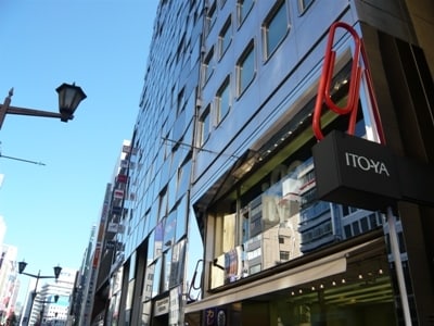 ビル丸ごと文房具。大人であってもワクワクする『銀座・伊東屋』は赤い大きなクリップマークが目印