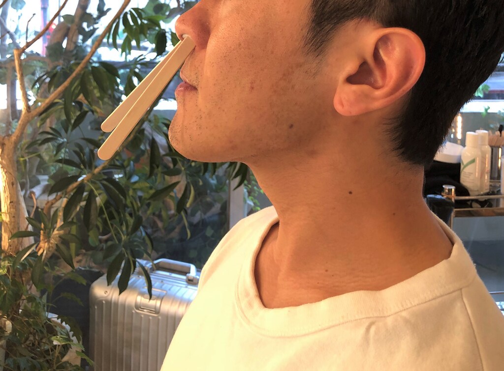 サロンでワックスを使った簡単「鼻毛脱毛」を体験