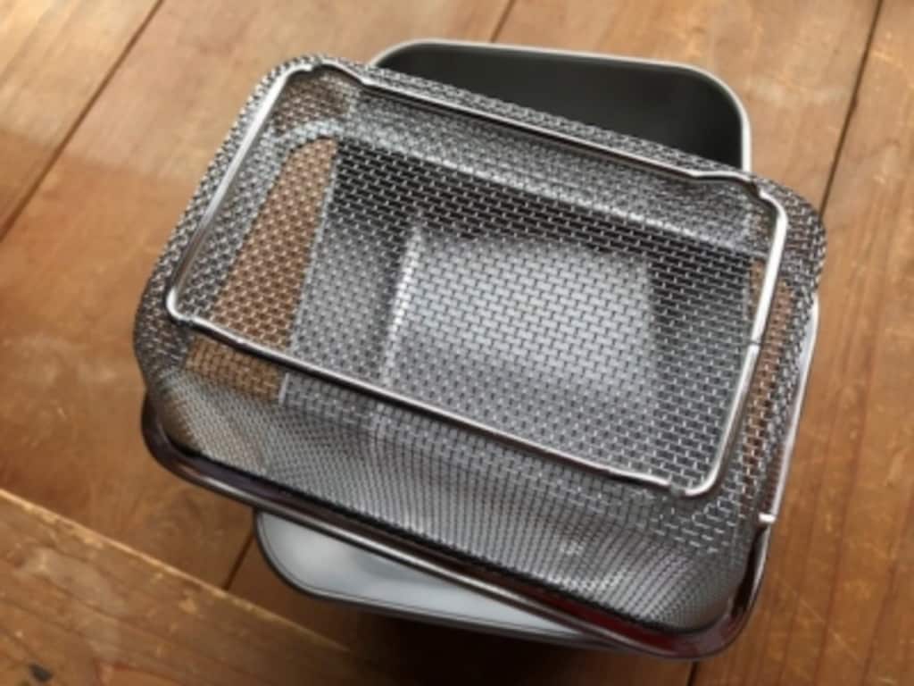 狭いキッチンで大活躍！積み重ねられる家事問屋のスタッキングザルが超便利