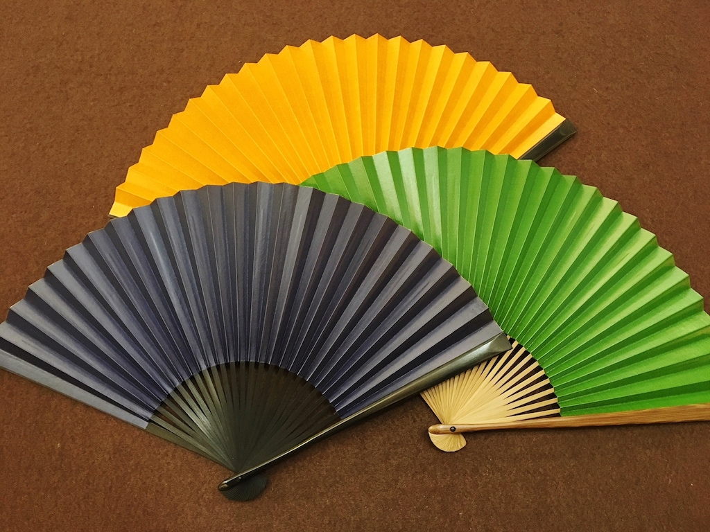 持ち運びに便利！「扇子」はビジネスマンの夏の必需品