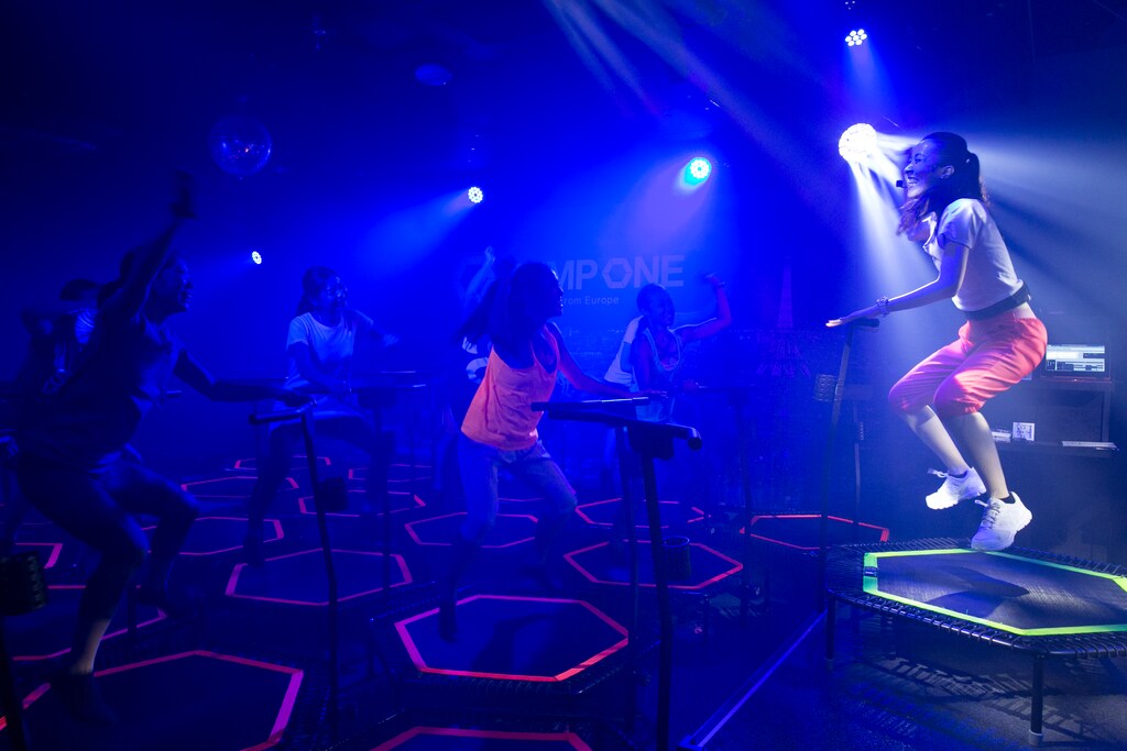 続かないどころか毎日通いたい！ジャンプワンの暗闇トランポリンフィットネス