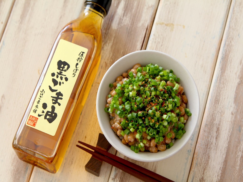 最強の納豆ご飯アレンジ！味が格段に上がる「黒ごま油」は万能の調味料