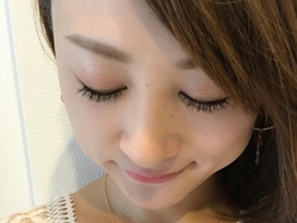 のっぺり顔・地味顔を華やかに！ヘレナの「ラッシュクイーン　コブラブラック」