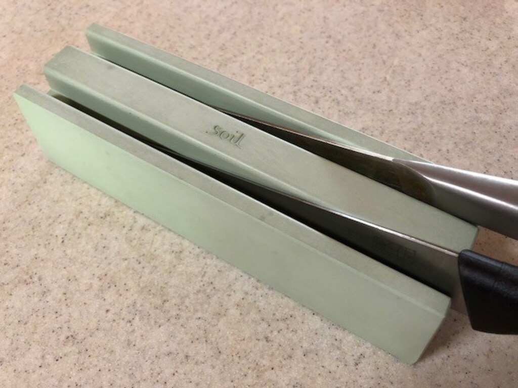 洗った包丁がそのまま置ける!soliの珪藻土包丁スタンドが超楽チン