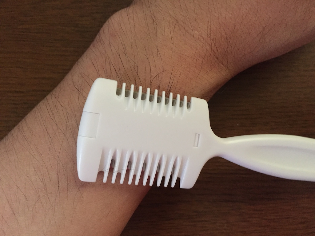 腕毛・すね毛が濃い！剃るのではなく「すく」ことでいい感じの仕上がりに？