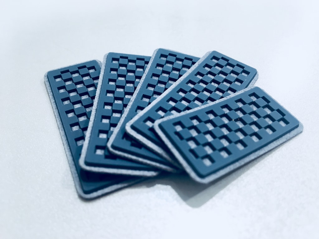 もうワイシャツのズレに悩まない！シャツのすべり止め「エイトストップ」