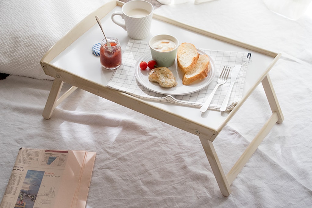 IKEAのベッドトレイ・折り畳みテーブル「DJURA」は安い・軽い・丈夫！