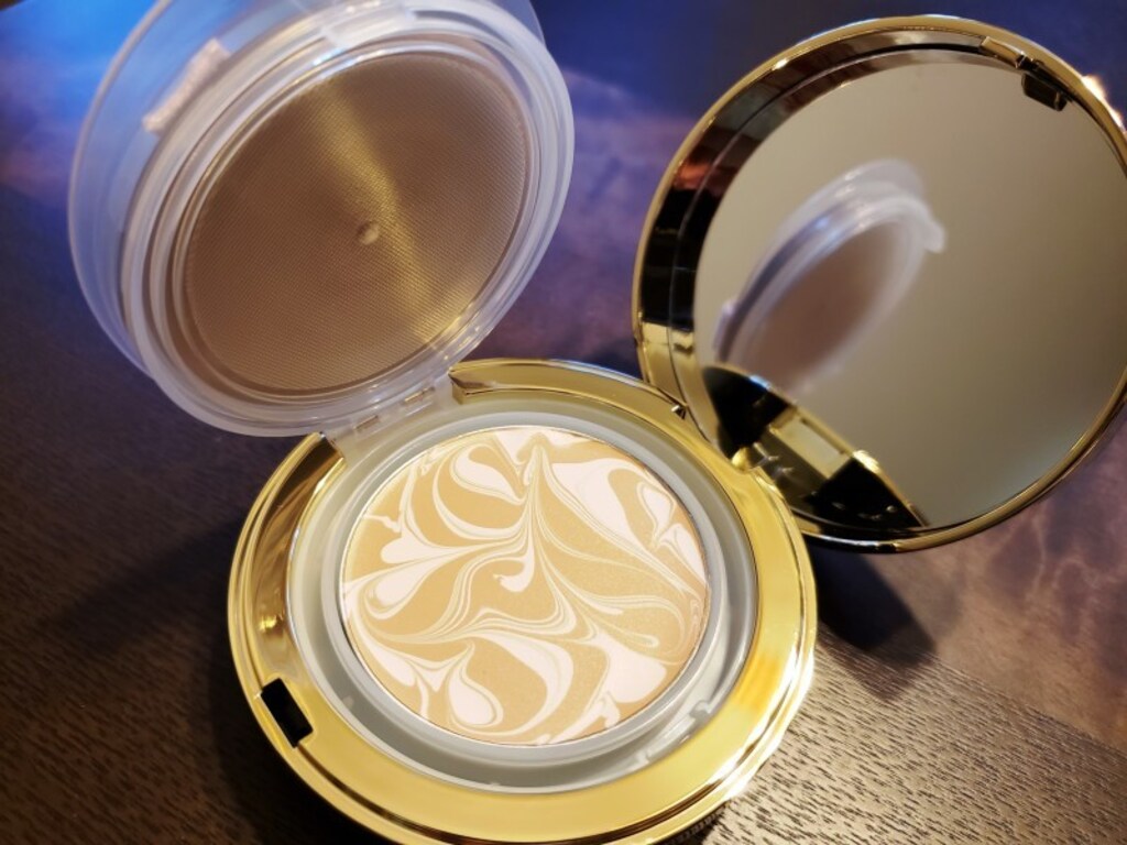 韓国で人気の美容液ファンデーション！ヒアルロン酸でメイク「AGE20s」 