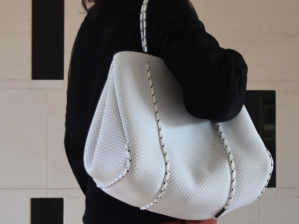 「State of Escape」のネオプレンバッグが使い勝手抜群！