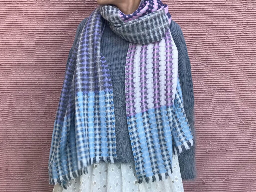 1枚で顔周りを明るく！「ÉPICE」のストール