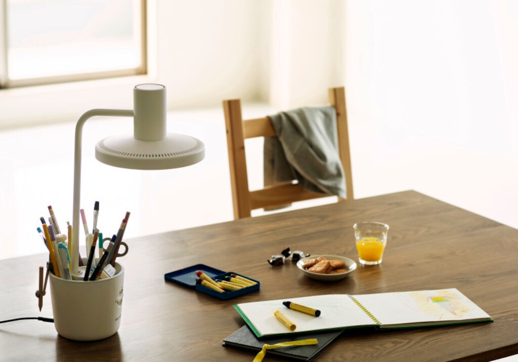 バルミューダの手元に影ができないデスクライトが仕事や勉強に最適