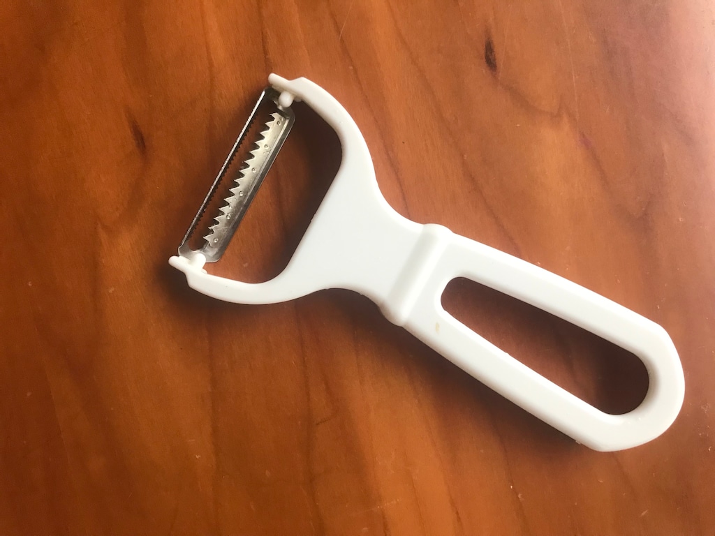 時短＆栄養価アップ！料理が楽しくなるダイソーの千切りピーラー