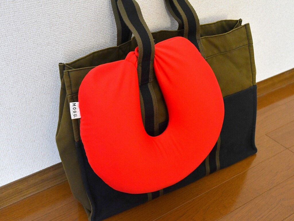 首に負担なし！LCC持ち込みも簡単、ビーズ感覚ネックピロー