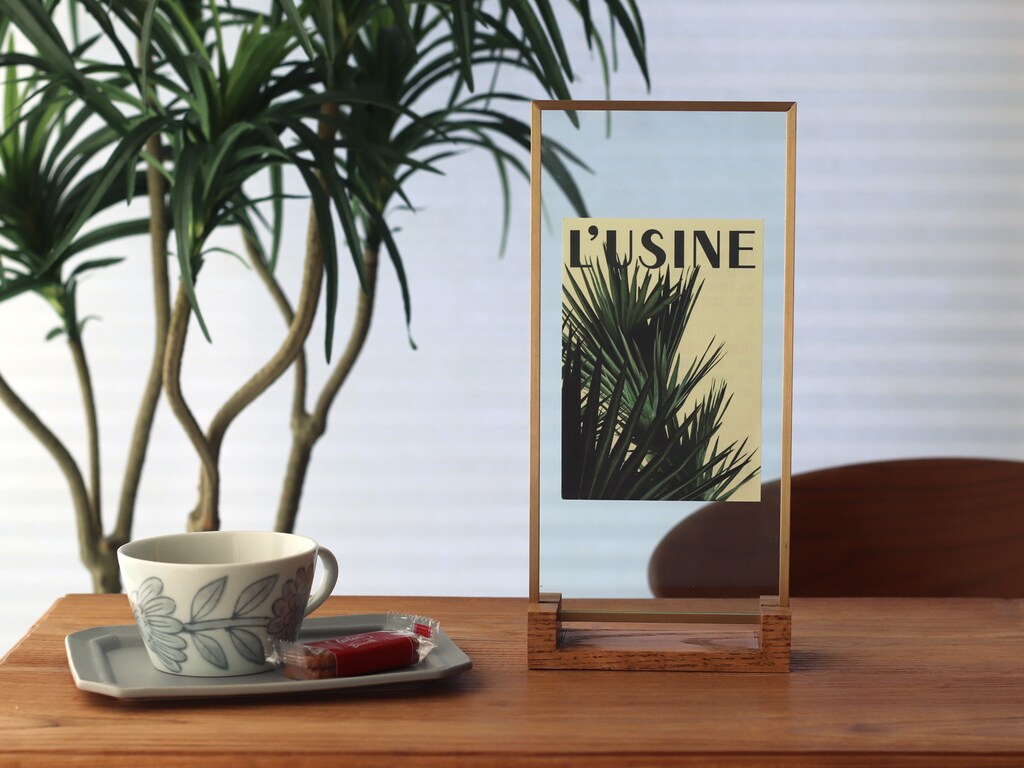 置くだけでインテリアがグッとおしゃれになる真鍮製のフレーム