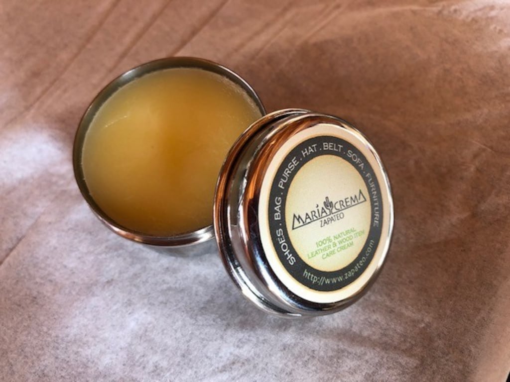 スニーカーのつま先汚れを落として艶を出す「マリアクレマ」のクリーム