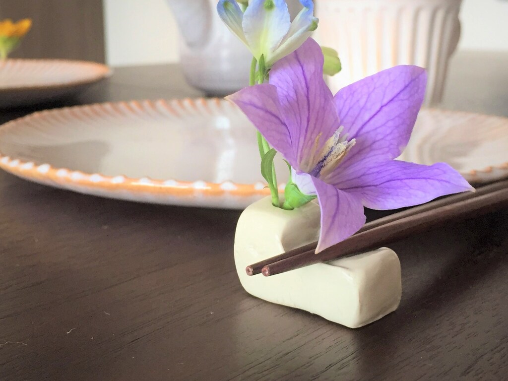 食卓が手軽に華やぐ！群言堂の「生け花の箸置き」から始める「ていねいな暮らし」