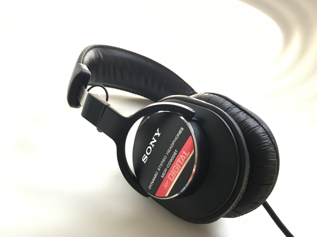 プロ仕様でムダのないデザイン！ソニーのヘッドホン「赤帯」