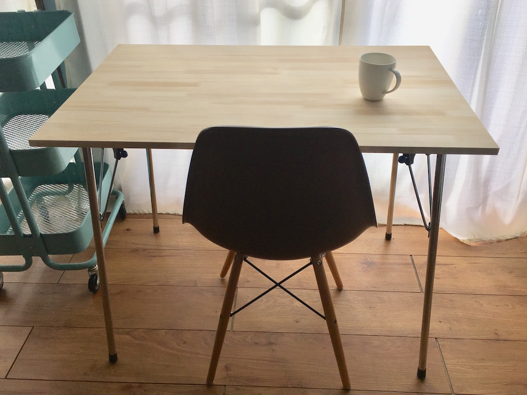 おうちで簡単DIY！折りたたみ脚を使ってテーブルを作る方法を紹介