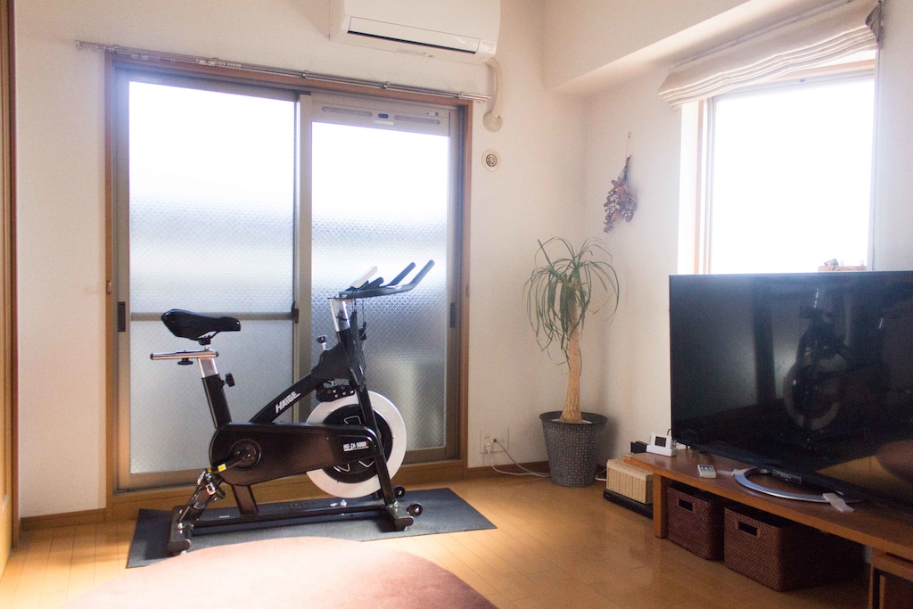 忙しい女性におすすめの宅トレアイテムは「ながら運動」ができるスピンバイク