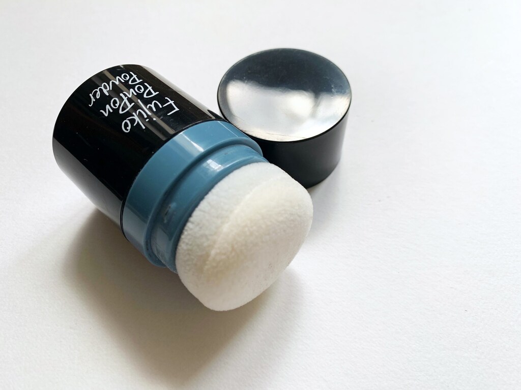 広がるのにぺたんこ…梅雨の髪の悩みを解消する「フジコ ポンポンパウダー」