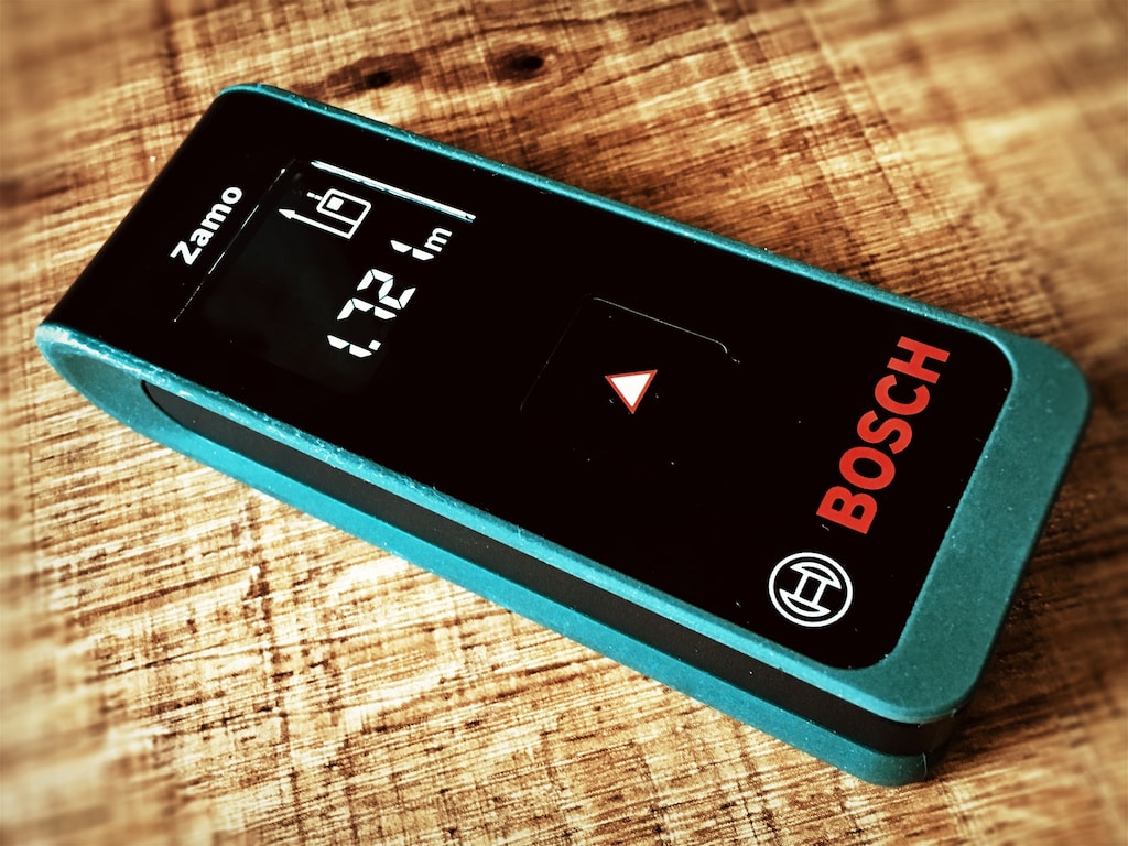 天井の高さや部屋の広さが一瞬で正確に測れるBOSCHのレーザー距離計