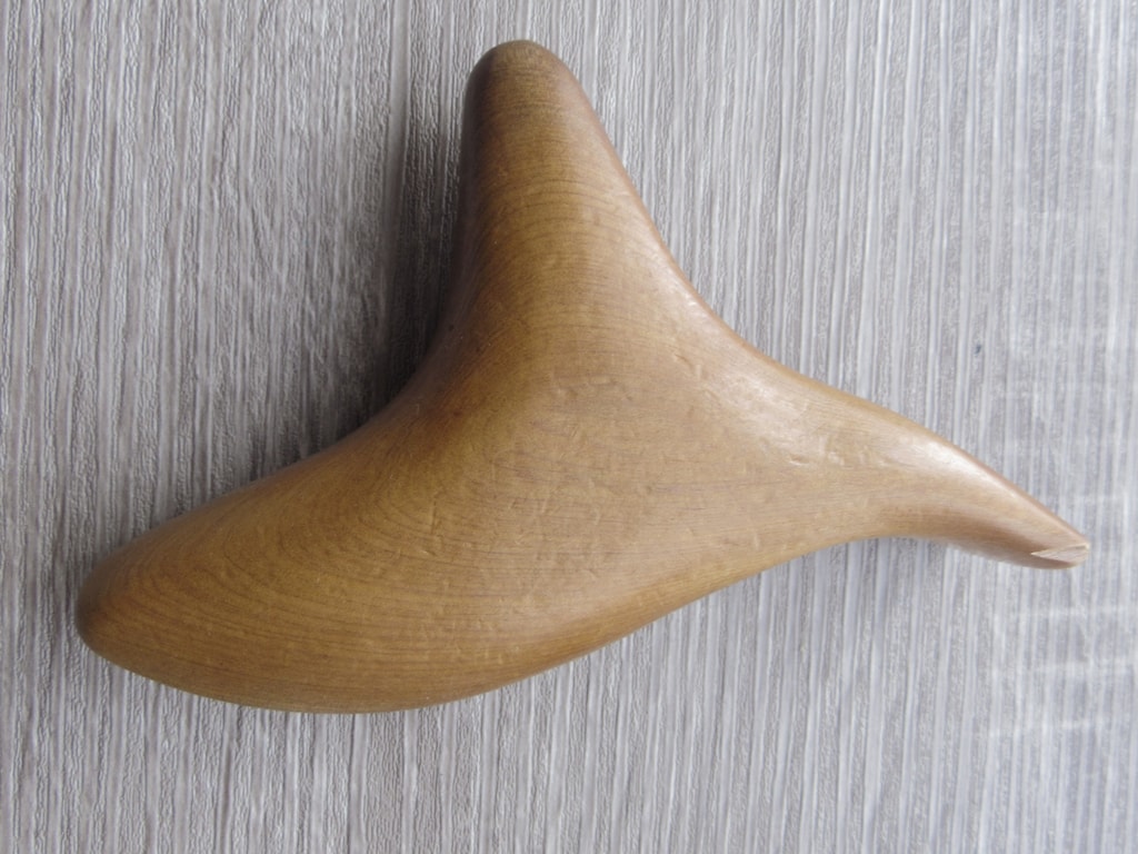 親子のスキンシップに！日常に取り入れたいオカリナ型の木製「ツボ押し棒」