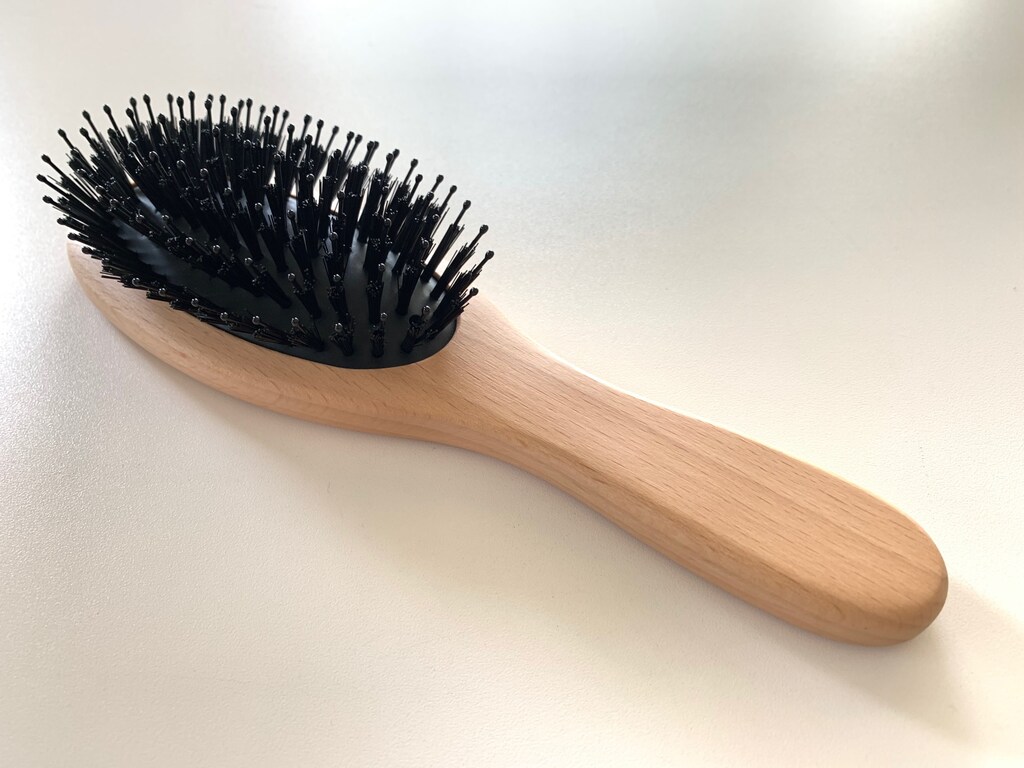 くせっ毛でも、湿度の高い日でも安心の使いやすいヘアブラシ