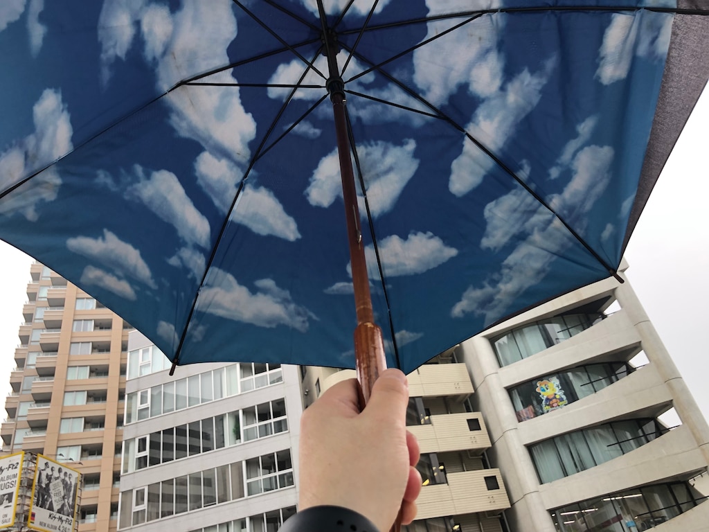 雨の日でも楽しい気分になる！MoMA「スカイアンブレラ」