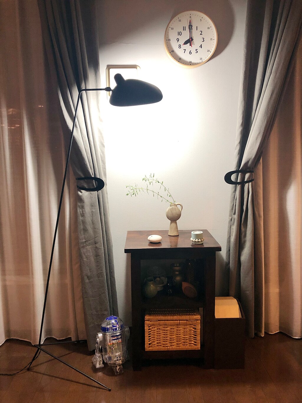 スイング式の蓋が嬉しい！リビングに馴染むスタイリッシュなゴミ箱「arrows」