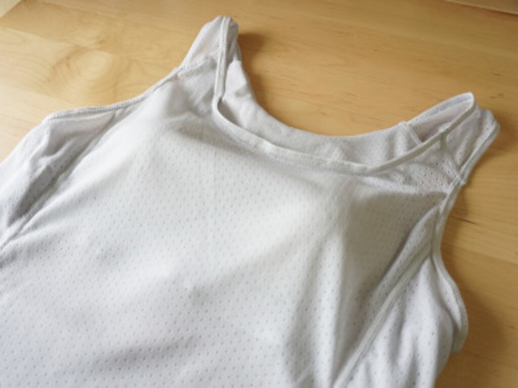 汗冷えしないレディースインナーなら「ファイントラック」のブラタンクトップ