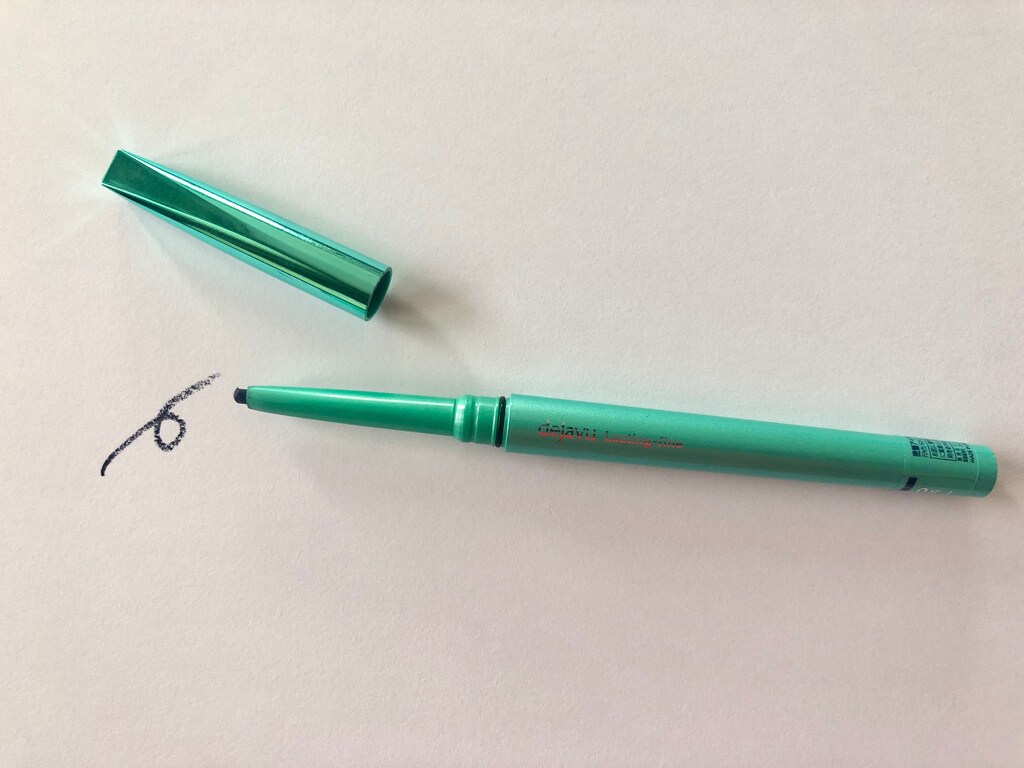 アラフォー女性の目力をアップ！デジャヴのアイライナー、ネイビーがおすすめ