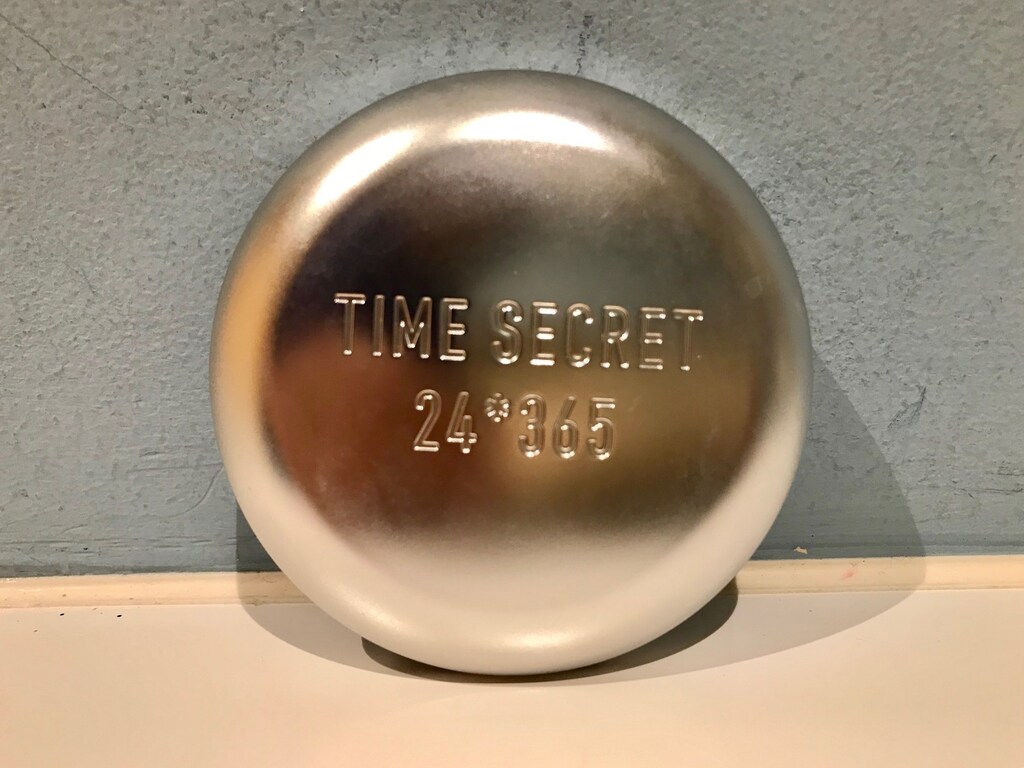 ひと塗りで毛穴レス！タイムシークレットのプレストパウダーでファンデいらず