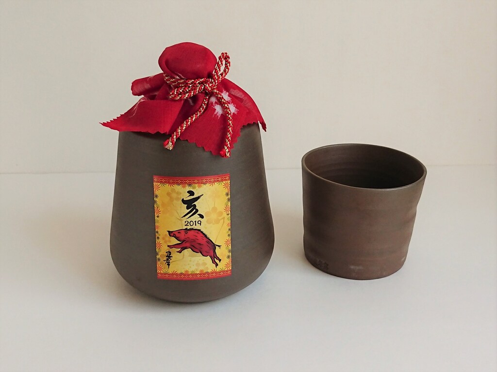 贈り物にもオススメ！高級感のある沖縄古酒「琉球城焼 干支ボトル」