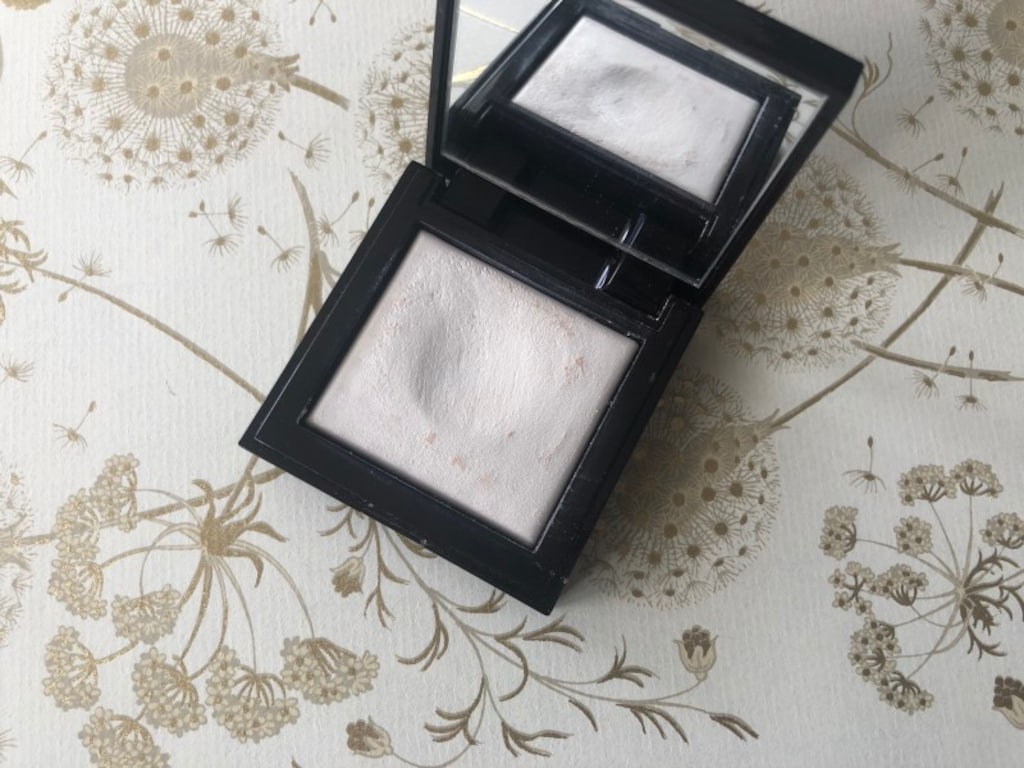 クマ隠しだけじゃない！レフ板効果が優秀なローラ メルシエの万能パウダー