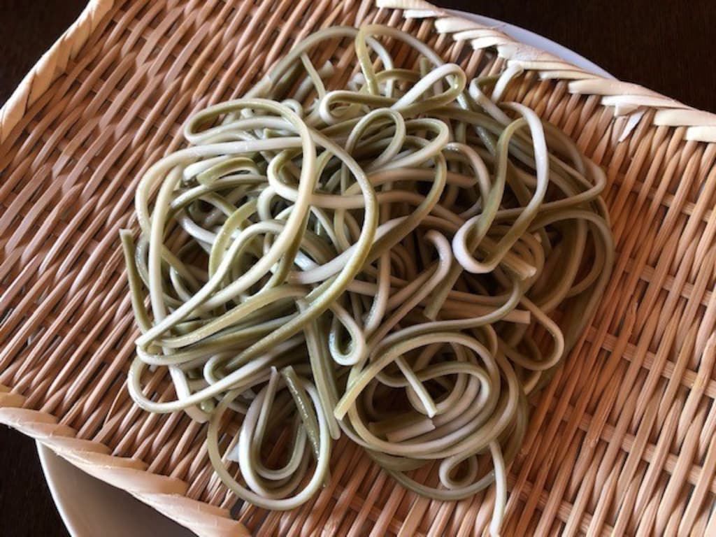話題にしたくなる！？うどんと蕎麦が合体した不思議な麺「うそば」