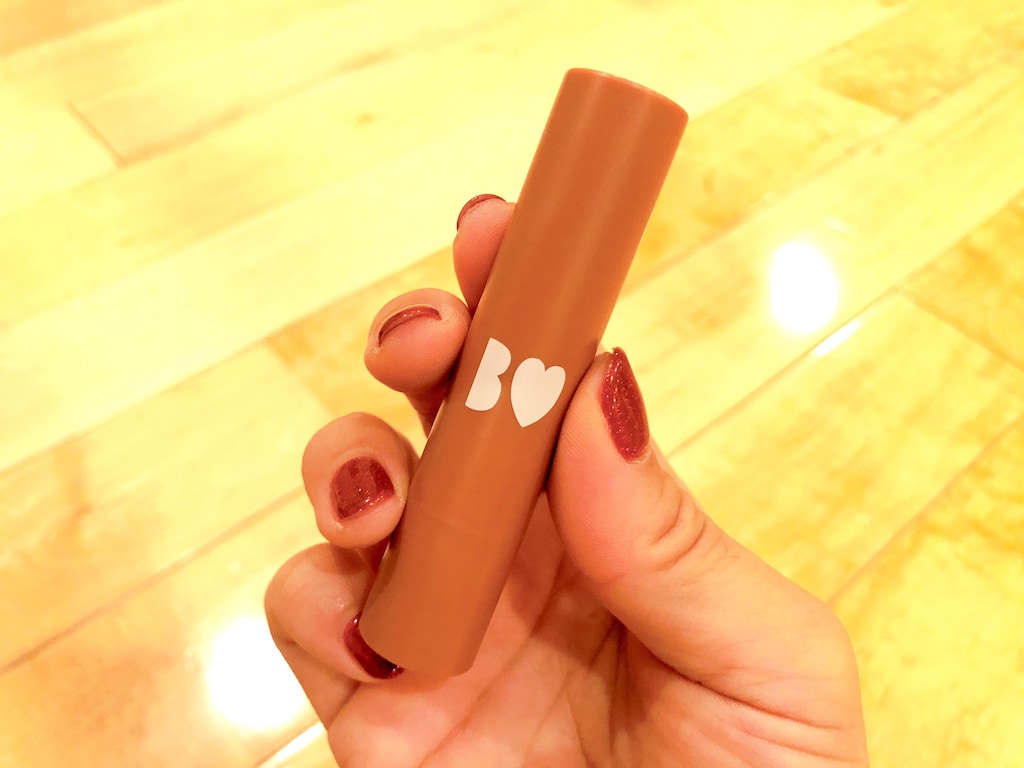 すっぴんでも浮かない！「つやぷるリップ」なら自然な色味で表情が華やかに