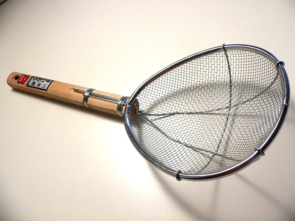 やっぱり100均とは違う！プロ仕様の湯切ザル「弁慶 すいのう」